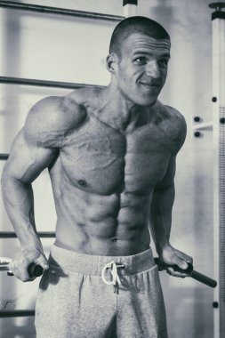 Eğitimli bir adam bir fitness Club