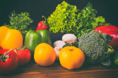 Zencefilli kurabiye adam ahşap arka plan üzerinde pişirme