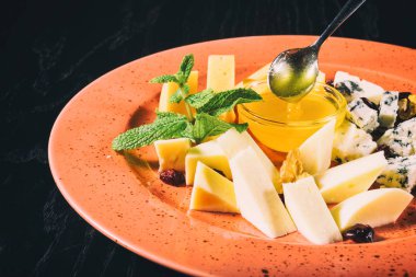 Bal ile farklı peynir