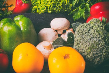 Zencefilli kurabiye adam ahşap arka plan üzerinde pişirme