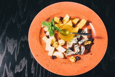 Bal ile farklı peynir