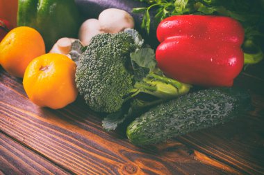 Zencefilli kurabiye adam ahşap arka plan üzerinde pişirme