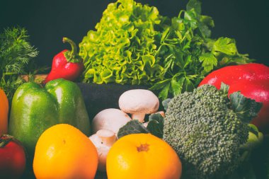 Zencefilli kurabiye adam ahşap arka plan üzerinde pişirme