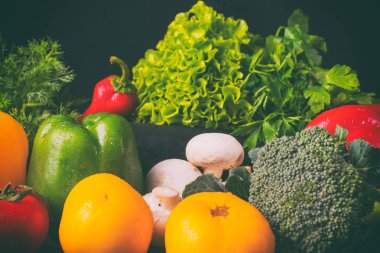 Zencefilli kurabiye adam ahşap arka plan üzerinde pişirme