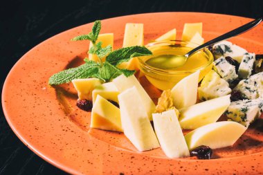 Bal ile farklı peynir