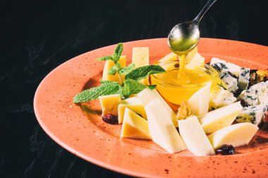 Bal ile farklı peynir