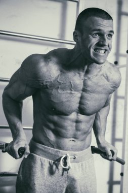 Eğitimli bir adam bir fitness Club