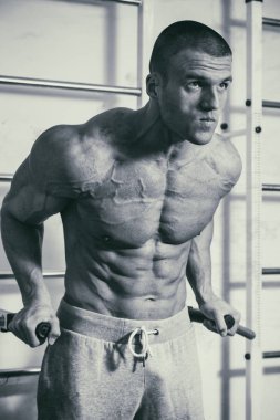 Eğitimli bir adam bir fitness Club