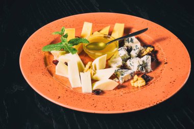 Bal ile farklı peynir