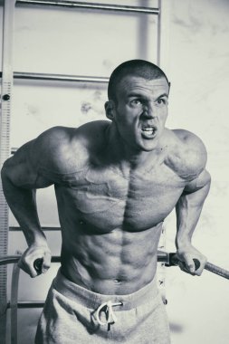 Eğitimli bir adam bir fitness Club