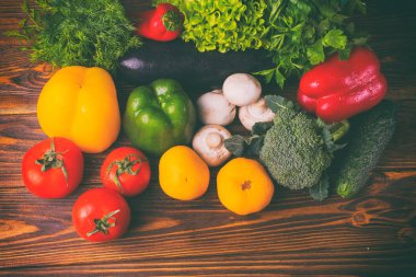 Zencefilli kurabiye adam ahşap arka plan üzerinde pişirme