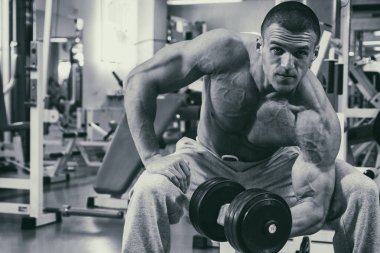 Eğitimli bir adam bir fitness Club