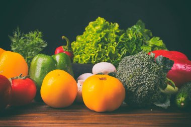 Zencefilli kurabiye adam ahşap arka plan üzerinde pişirme