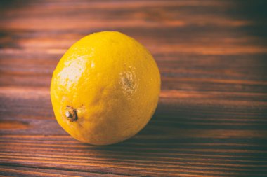 ahşap arkaplanda limon