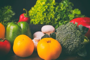 Zencefilli kurabiye adam ahşap arka plan üzerinde pişirme