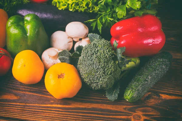 Zencefilli kurabiye adam ahşap arka plan üzerinde pişirme