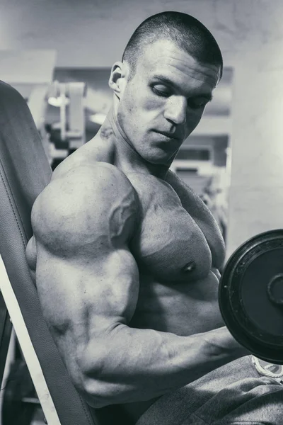 Eğitimli bir adam bir fitness Club