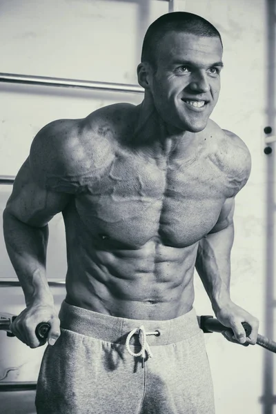 Un hombre entrenado en un gimnasio — Foto de Stock