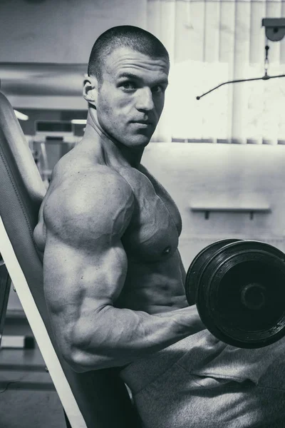 Eğitimli bir adam bir fitness Club — Stok fotoğraf