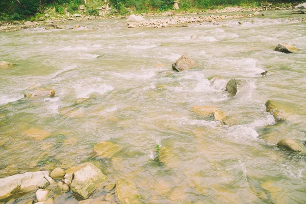 Gyönyörű táj a hegyi folyó. Nyaralás és a holi — Stock Fotó