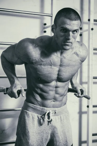 Un hombre entrenado en un gimnasio — Foto de Stock