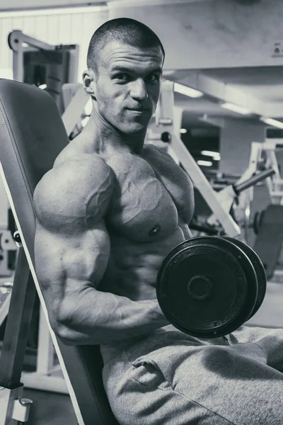 Un uomo addestrato in un fitness club — Foto Stock