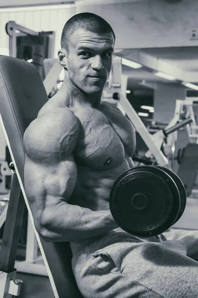 Un hombre entrenado en un gimnasio —  Fotos de Stock