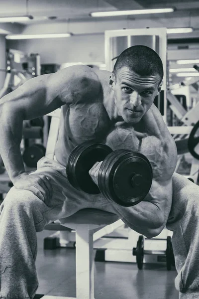 Een opgeleide man in een fitnessclub — Stockfoto