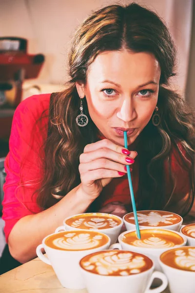 女の子は、カプチーノを飲んでいます。 — ストック写真