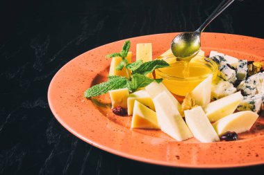 Bal ile farklı peynir