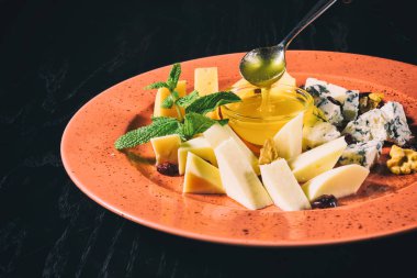 Bal ile farklı peynir