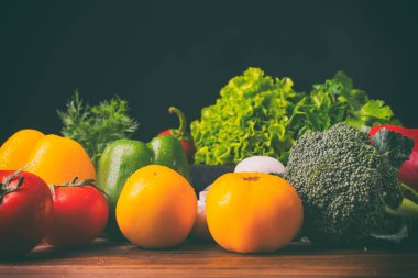 Zencefilli kurabiye adam ahşap arka plan üzerinde pişirme