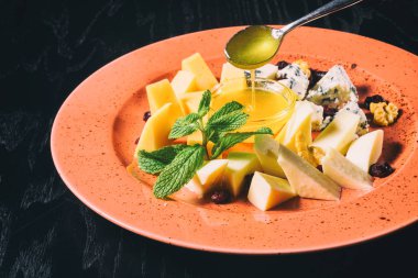 Bal ile farklı peynir