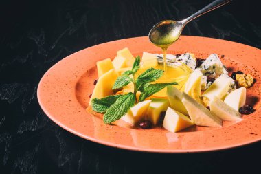 Bal ile farklı peynir