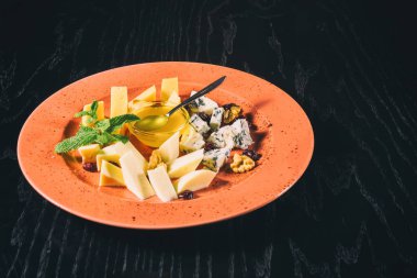 Bal ile farklı peynir