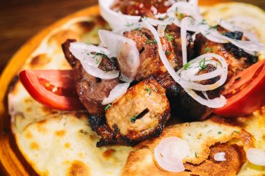 şiş kebap pide üzerinde