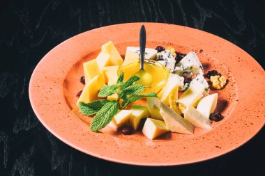 Bal ile farklı peynir