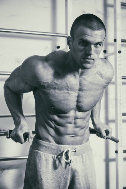 Eğitimli bir adam bir fitness Club