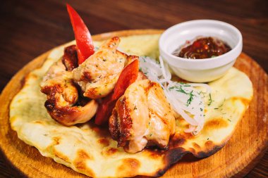 şiş kebap pide üzerinde