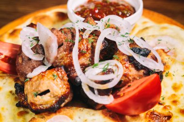 şiş kebap pide üzerinde