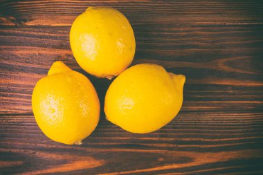 ahşap arkaplanda limon