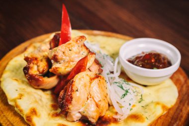 şiş kebap pide üzerinde