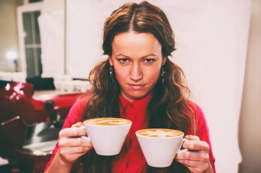 Kız kapuçino içiyor