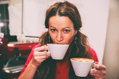 Kız kapuçino içiyor