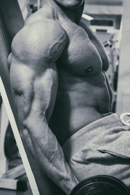 Eğitimli bir adam bir fitness Club