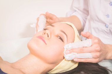 Spa salonunda manikür.