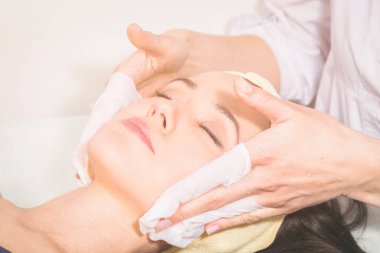 Spa salonunda manikür.