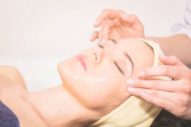 Spa salonunda manikür.