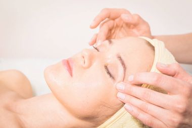 Spa salonunda manikür.