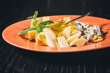 Bal ile farklı peynir